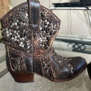 FRYE DEBORA STAR BOOTS!! Beautiful boots size 7 worn 1 time.